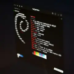 Ekran z informacjami o systemie **Microsoft** **Linux** (Debian), w tym wersja jądra, czas pracy i specyfikacja sprzętu.