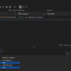 Zapytanie SQL w PostgreSQL używa COALESCE do wyświetlania 'N/A' zamiast pustych adresów.