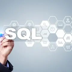 Ręka pisze markerem na ekranie słowo SQL, obok ikony symbolizujące funkcje, np. DATEADD w SQL.