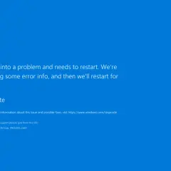 Niebieski ekran śmierci Windows z komunikatem o błędzie CRITICAL_PROCESS_DIED. Dziennik zdarzeń Windows zawiera szczegóły.