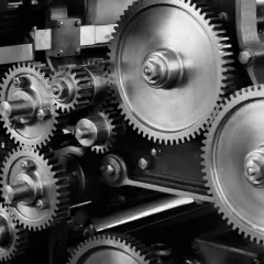 Złożony mechanizm zębatek, świadectwo solidnej, monolitycznej architektury maszynowej.