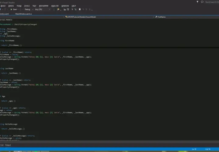 Kod C# dla modelu PersonModel w WPF, implementujący wzorzec MVVM. Właściwości FirstName, LastName i Age aktualizują HelloMessage.