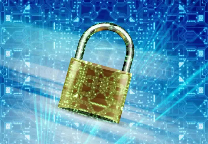 Złota kłódka z zielonymi obwodami na tle niebieskiej płyty głównej. Symbolizuje bezpieczeństwo danych, np. podczas połączeń SSH z systemami Windows.