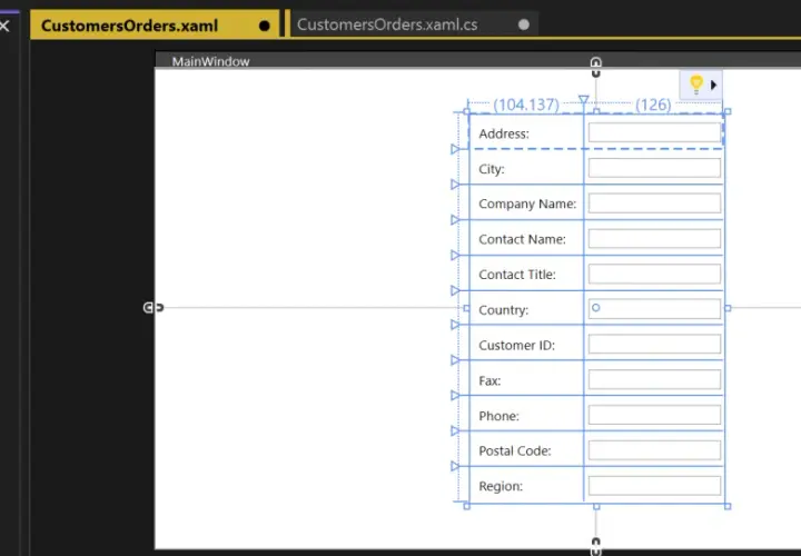 Widok projektanta XAML z listą "Data Sources" po lewej, zawierającą dane klienta, oraz obszarem projektowania okna z polami tekstowymi dla adresu, miasta, nazwy firmy i innych danych. Widoczny jest element wpf datagrid.