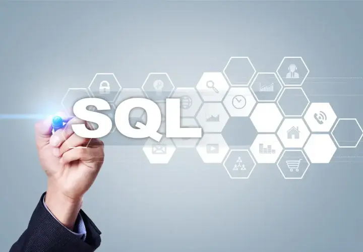 Ręka pisze markerem na ekranie słowo SQL, obok ikony symbolizujące funkcje, np. DATEADD w SQL.