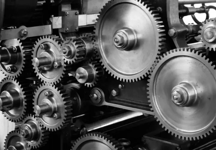 Złożony mechanizm zębatek, świadectwo solidnej, monolitycznej architektury maszynowej.