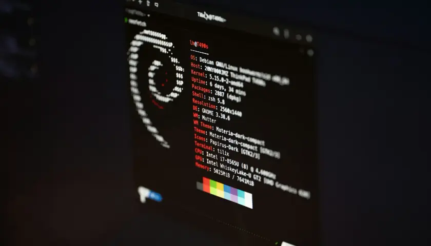 Ekran z informacjami o systemie **Microsoft** **Linux** (Debian), w tym wersja jądra, czas pracy i specyfikacja sprzętu.