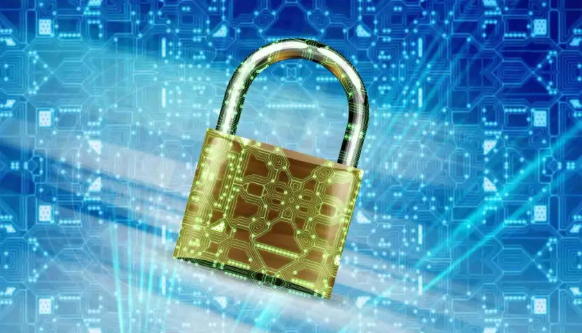 Złota kłódka z zielonymi obwodami na tle niebieskiej płyty głównej. Symbolizuje bezpieczeństwo danych, np. podczas połączeń SSH z systemami Windows.