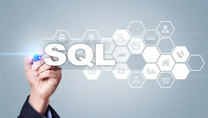 Ręka pisze markerem na ekranie słowo SQL, obok ikony symbolizujące funkcje, np. DATEADD w SQL.