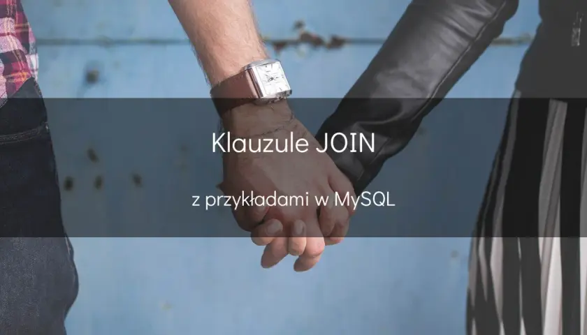 Dwie dłonie splecione na tle niebieskiej ściany. Tekst: "Klauzule JOIN z przykładami w MySQL".
