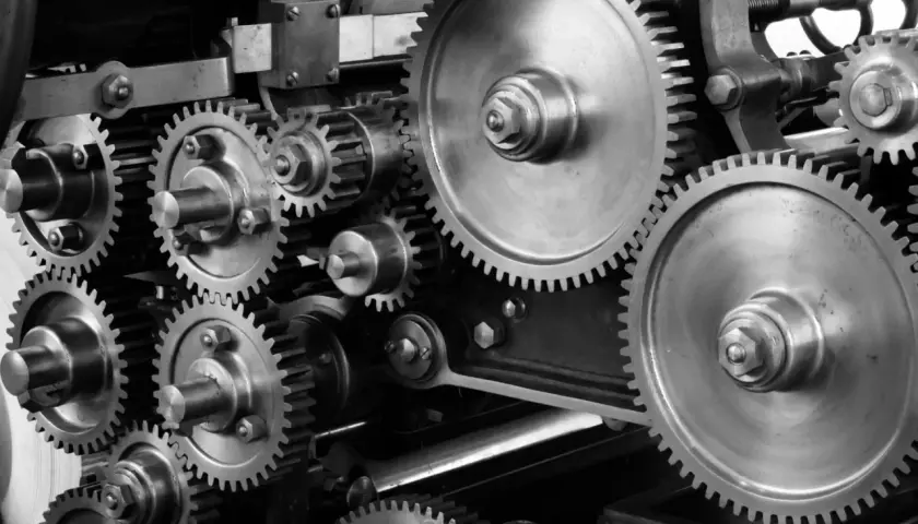 Złożony mechanizm zębatek, świadectwo solidnej, monolitycznej architektury maszynowej.