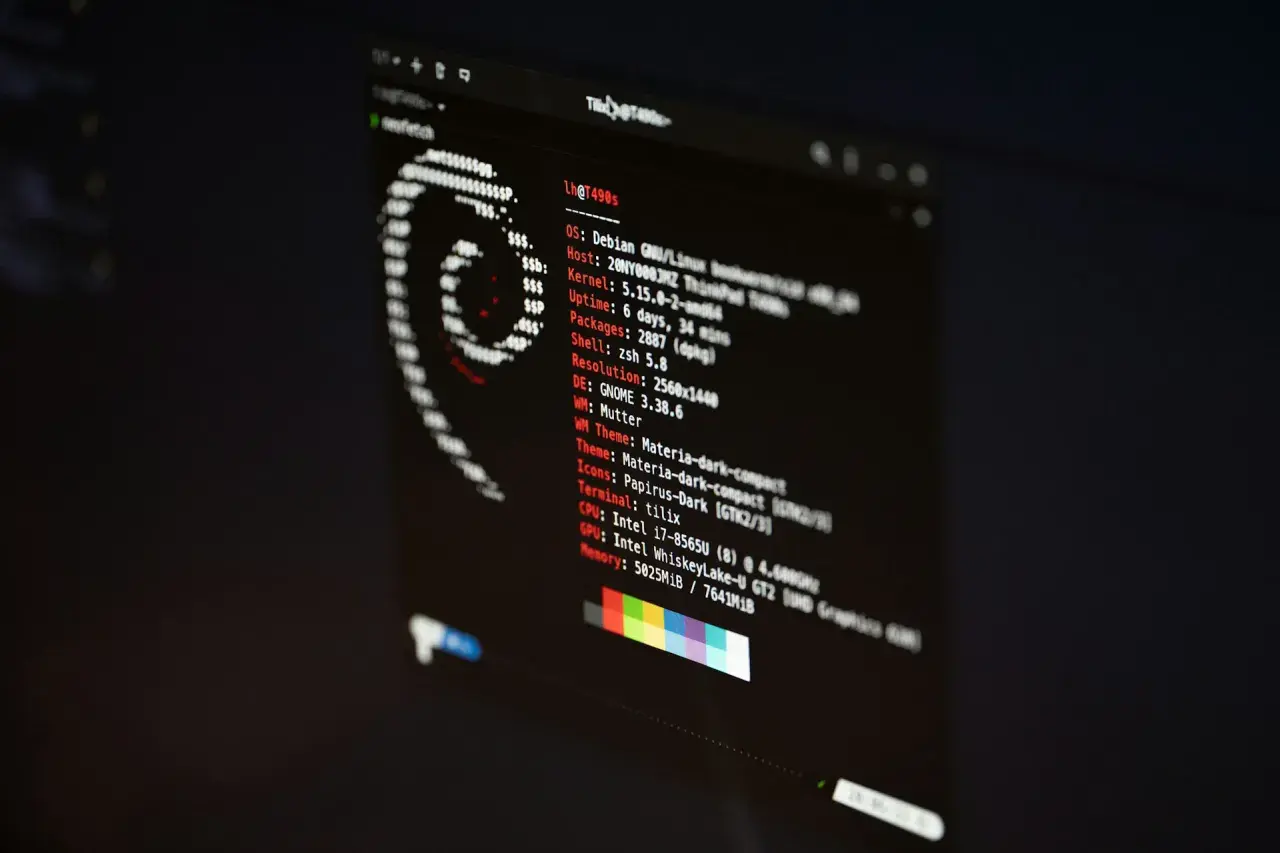 Ekran z informacjami o systemie **Microsoft** **Linux** (Debian), w tym wersja jądra, czas pracy i specyfikacja sprzętu.