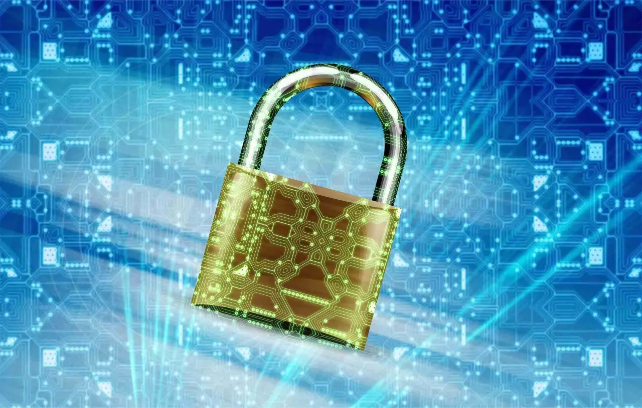 Złota kłódka z zielonymi obwodami na tle niebieskiej płyty głównej. Symbolizuje bezpieczeństwo danych, np. podczas połączeń SSH z systemami Windows.