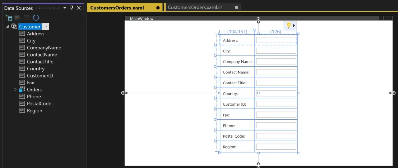 Widok projektanta XAML z listą "Data Sources" po lewej, zawierającą dane klienta, oraz obszarem projektowania okna z polami tekstowymi dla adresu, miasta, nazwy firmy i innych danych. Widoczny jest element wpf datagrid.