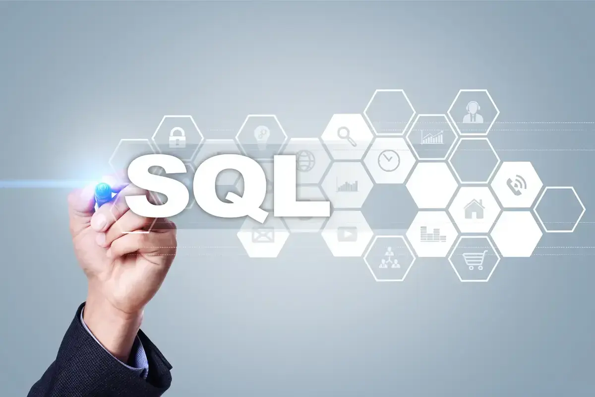 Ręka pisze markerem na ekranie słowo SQL, obok ikony symbolizujące funkcje, np. DATEADD w SQL.
