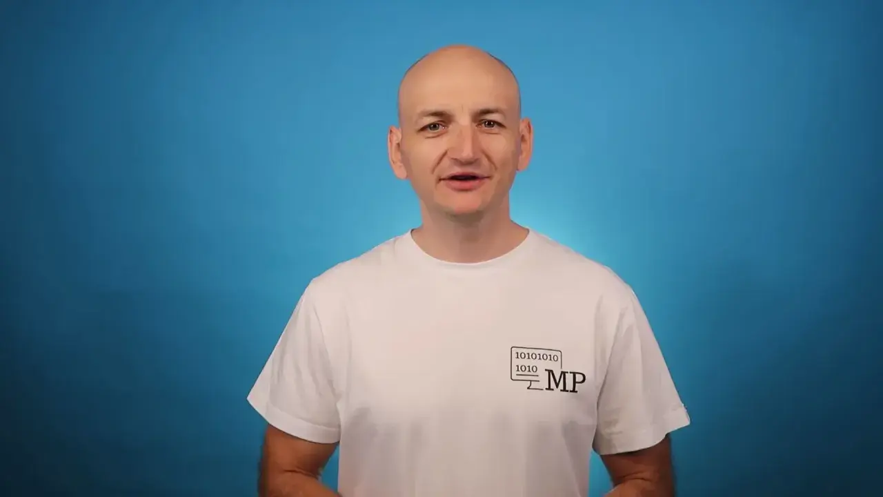 Mężczyzna w białej koszulce z logo MP i kodem binarnym opowiada o zaletach Blazor Server.