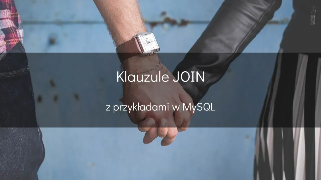 Dwie dłonie splecione na tle niebieskiej ściany. Tekst: "Klauzule JOIN z przykładami w MySQL".