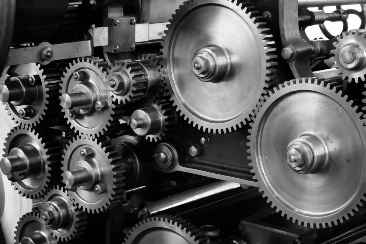 Złożony mechanizm zębatek, świadectwo solidnej, monolitycznej architektury maszynowej.